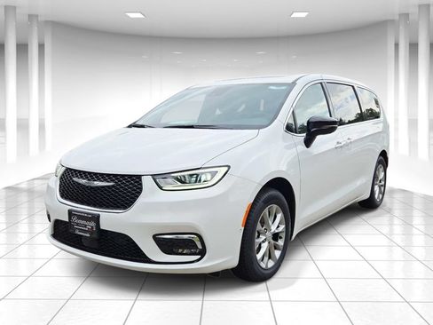 New 2026 Chrysler Pacifica Limited FWD image 7