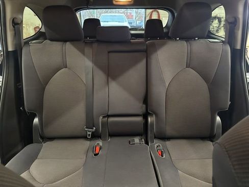 Used 2022 Toyota Highlander LE AWD/4WD image 28