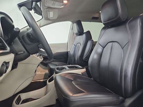 Used 2024 Chrysler Pacifica Touring-L image 16