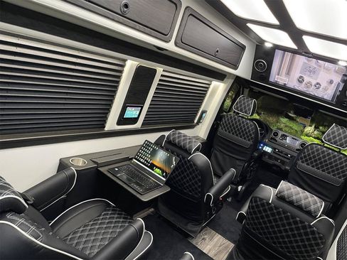 Used 2024 Mercedes-Benz Sprinter 3500 image 2