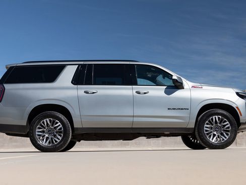 Used 2025 Chevrolet Suburban Z71 image 56