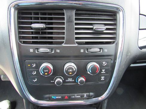 Used 2015 Dodge Grand Caravan SXT FWD image 22