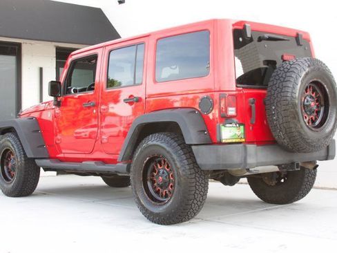 Used 2015 Jeep Wrangler Unlimited Sahara AWD/4WD image 12