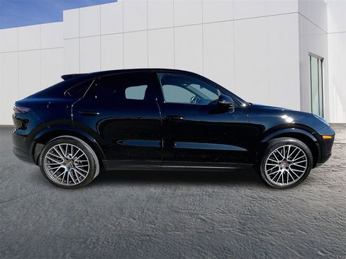 Used 2022 Porsche Cayenne image 8
