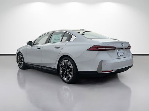 New 2026 BMW i5 eDrive40 image 5