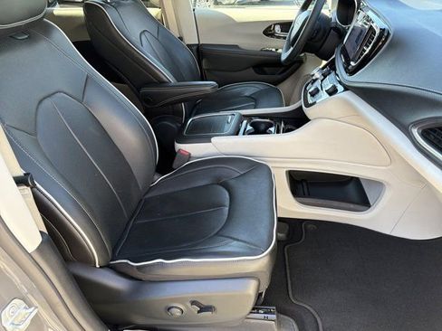 Used 2024 Chrysler Pacifica Limited FWD image 16
