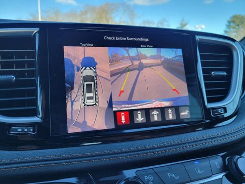 Used 2023 Chrysler Pacifica Pinnacle image 20