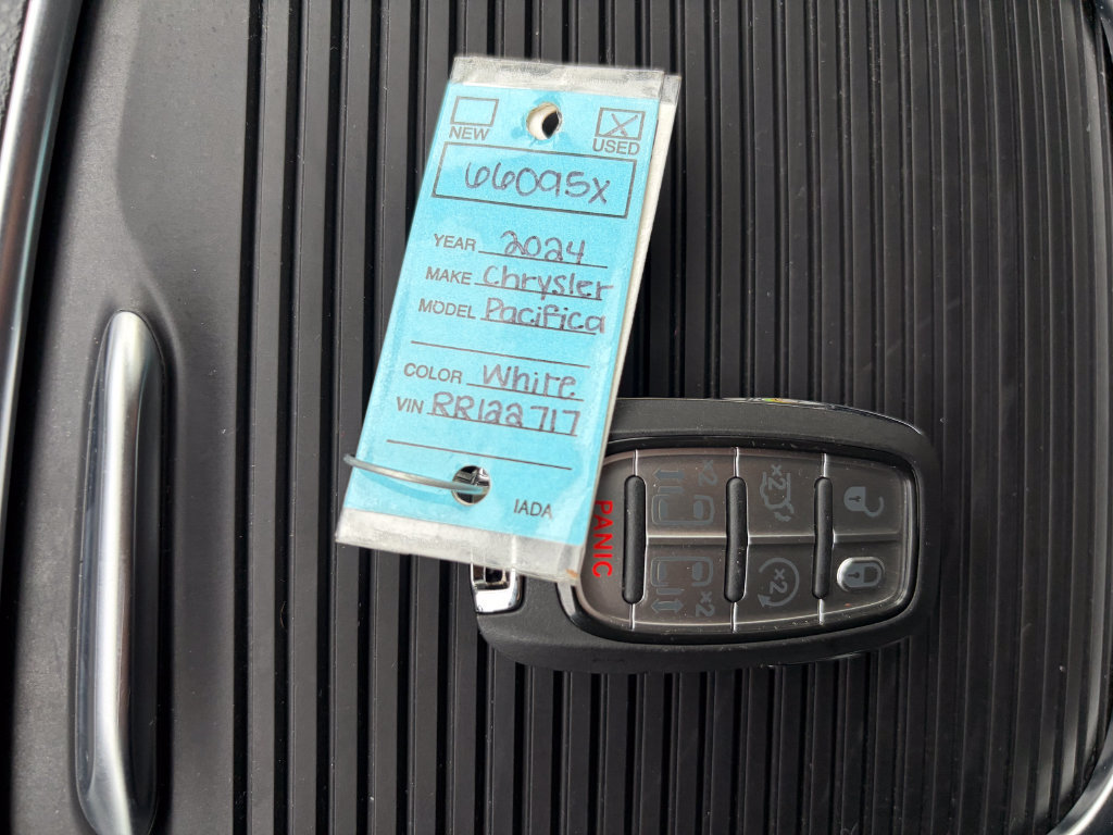 Used 2024 Chrysler Pacifica Limited FWD image 31