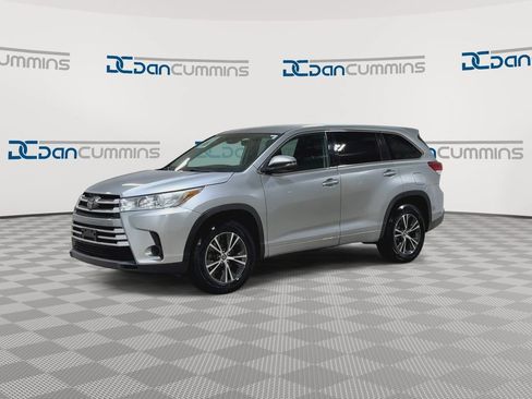 Used 2018 Toyota Highlander LE FWD image 4
