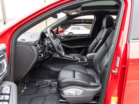 Certified 2026 Porsche Macan AWD/4WD image 31