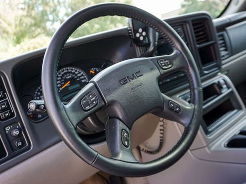 Used 2005 GMC Yukon XL 2500 SLT w/ SLT Preferred Equipment Group image 92