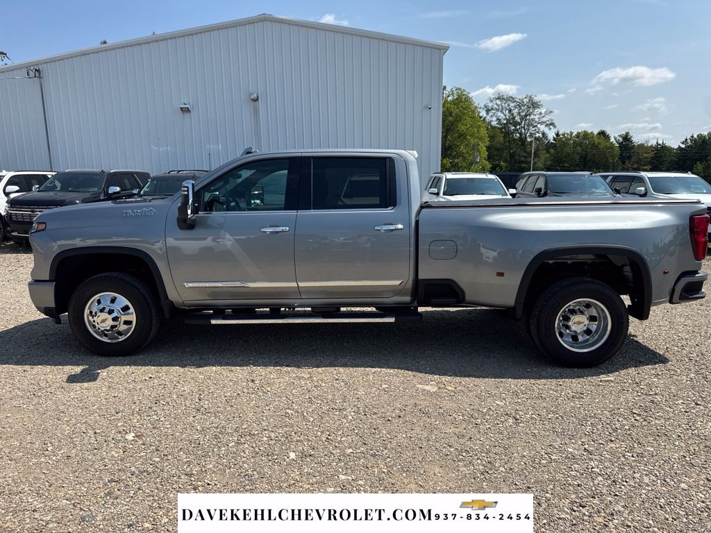 Used 2025 Chevrolet Silverado 3500 High Country w/ High Country Premium Package AWD/4WD image 2