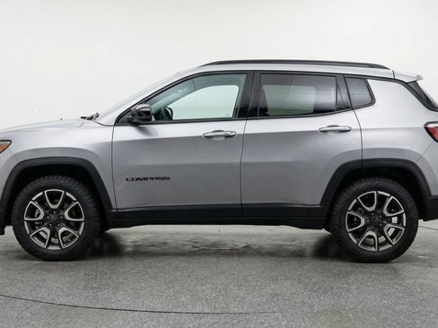 Used 2025 Jeep Compass Trailhawk AWD/4WD image 5