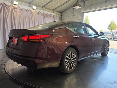 Used 2025 Nissan Altima 2.5 SV FWD image 3