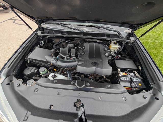 Used 2018 Toyota 4Runner SR5 AWD/4WD image 33
