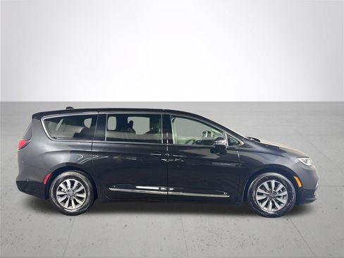 Used 2023 Chrysler Pacifica Limited FWD image 5