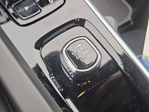 Used 2025 Volvo XC60 B5 Ultra image 20