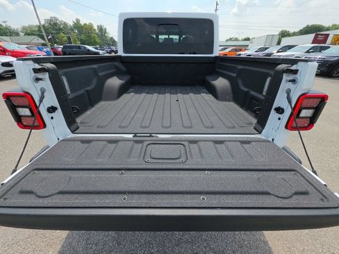 Used 2023 Jeep Gladiator Overland AWD/4WD image 15