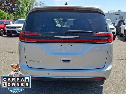 Used 2024 Chrysler Pacifica Touring-L FWD image 5