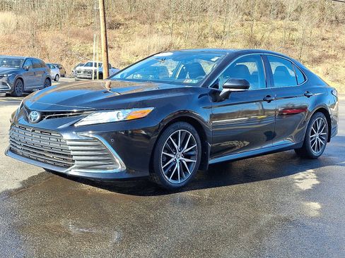 Used 2021 Toyota Camry XLE w/ Navigation Package image 3