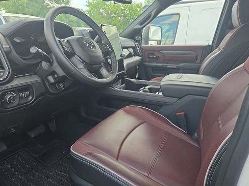 Used 2025 RAM 2500 Limited AWD/4WD image 3
