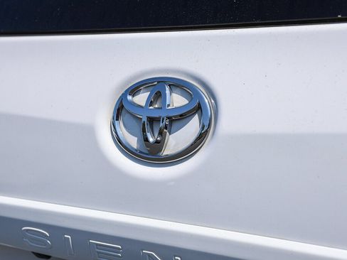 Used 2020 Toyota Sienna LE w/ Carpet Mat Package FWD image 26