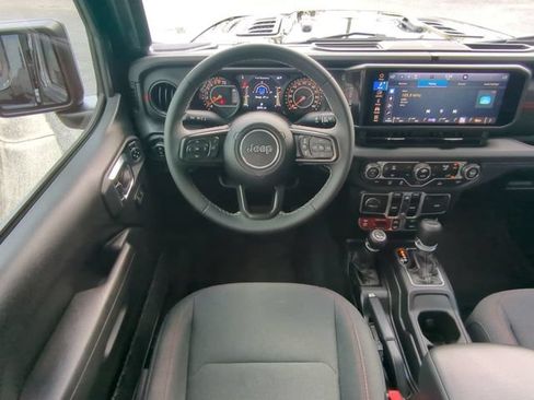 Used 2025 Jeep Gladiator Rubicon AWD/4WD image 18