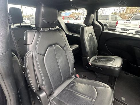 Used 2020 Chrysler Pacifica Touring-L image 12