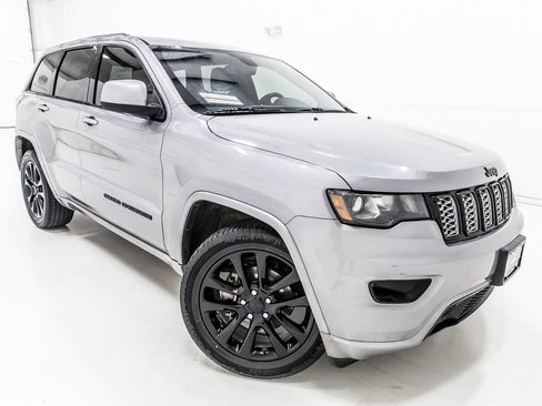 Used 2018 Jeep Grand Cherokee Altitude RWD image 11