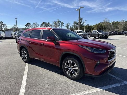 Used 2025 Toyota Highlander XLE image 1