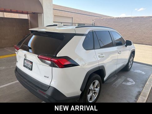 Used 2021 Toyota RAV4 XLE w/ Convenience Package FWD image 4