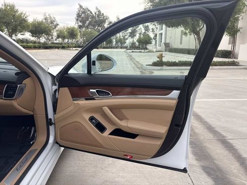 Used 2016 Porsche Panamera 4 Edition image 19