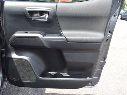 Used 2018 Toyota Tacoma SR5 AWD/4WD image 36