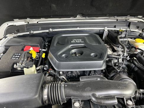 Used 2021 Jeep Wrangler Unlimited Sahara AWD/4WD image 29