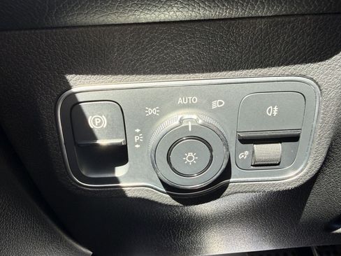 Used 2022 Mercedes-Benz GLB 250 4MATIC image 16