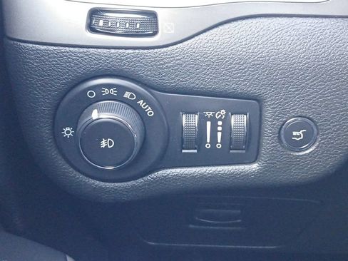 Used 2019 Jeep Cherokee Latitude Plus w/ Comfort/Convenience Group AWD/4WD image 12
