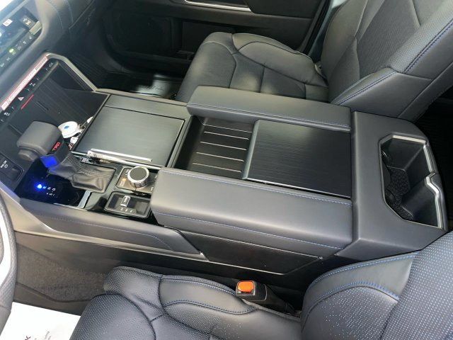 Used 2025 Toyota Tundra Platinum w/ TRD Off-Road Package AWD/4WD image 19
