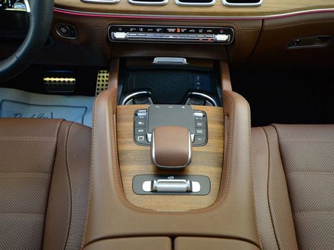 Used 2025 Mercedes-Benz GLS 580 4MATIC image 36