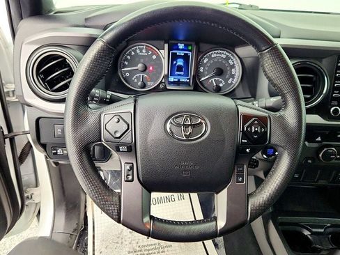 Used 2022 Toyota Tacoma TRD Sport image 11