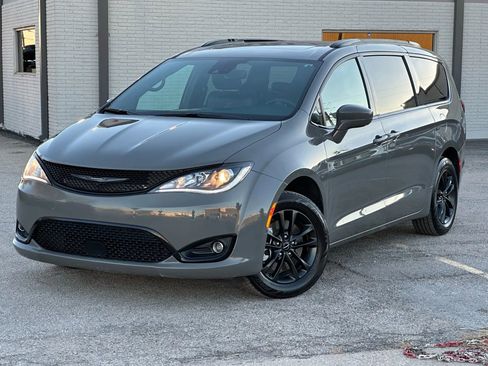 Used 2020 Chrysler Pacifica Touring-L w/ Advanced Safetytec Group image 2