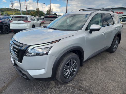 New 2025 Nissan Pathfinder SV w/ Black Appearance Package image 4