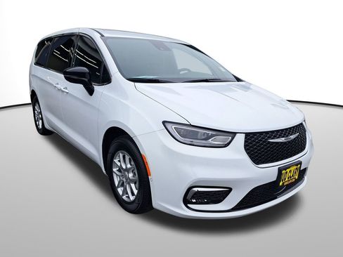 New 2026 Chrysler Pacifica Select image 3