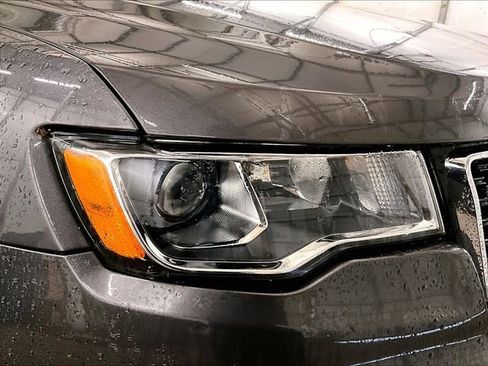Used 2020 Jeep Grand Cherokee Limited AWD/4WD image 27