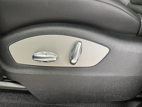 Certified 2025 Porsche Macan image 27