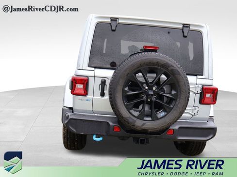 Used 2023 Jeep Wrangler Unlimited Sahara w/ Cold Weather Group AWD/4WD image 16