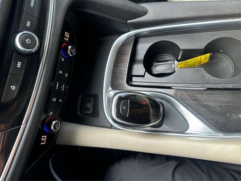 Used 2018 Buick Enclave Essence image 38