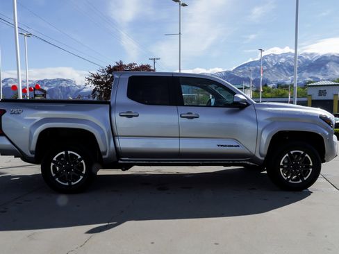 Certified 2025 Toyota Tacoma TRD Sport AWD/4WD image 9