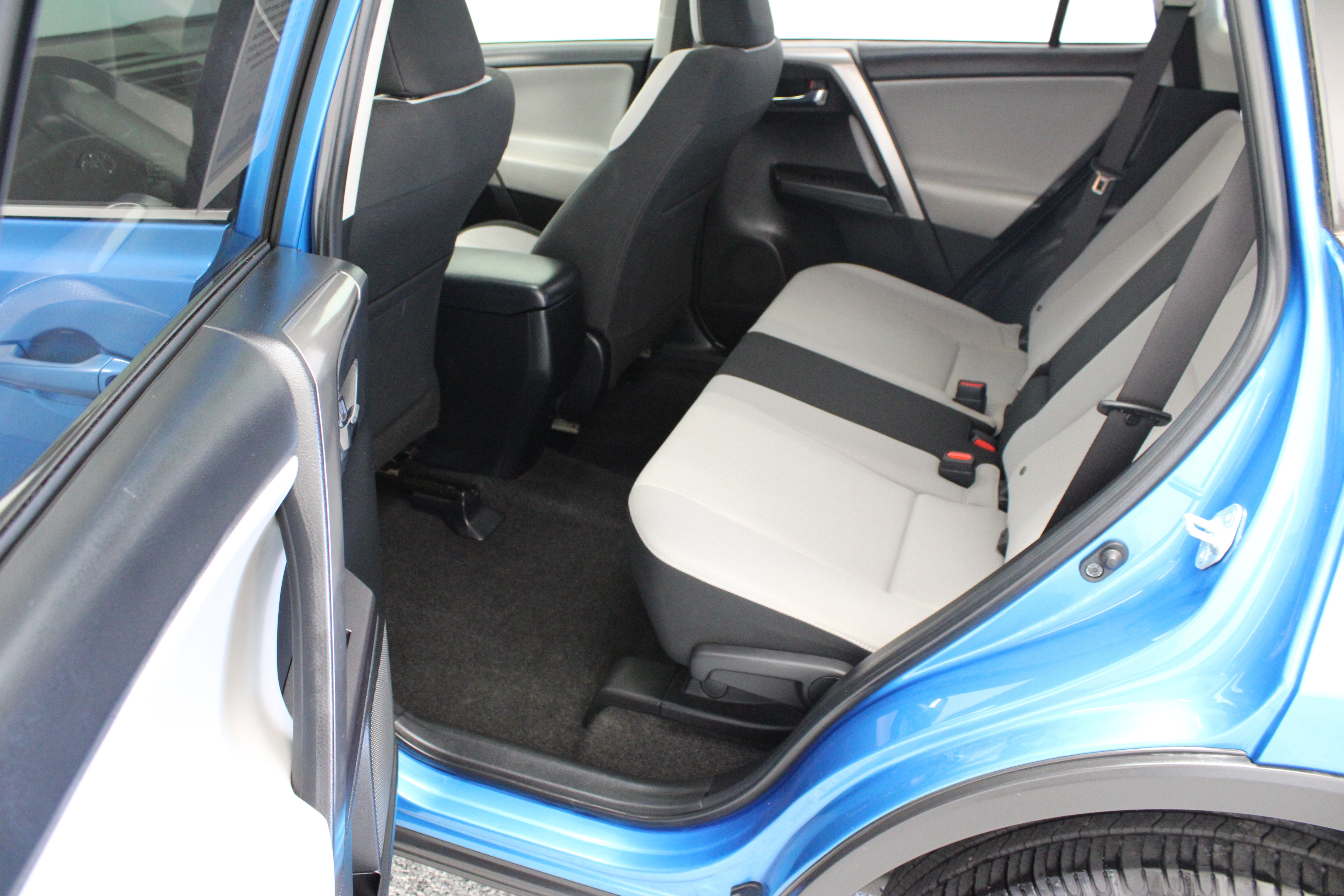 Used 2018 Toyota RAV4 XLE FWD image 28