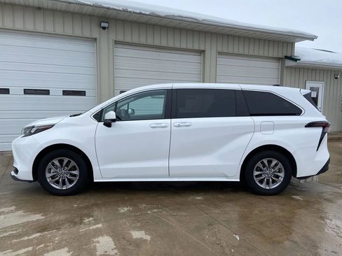 Used 2024 Toyota Sienna LE image 4