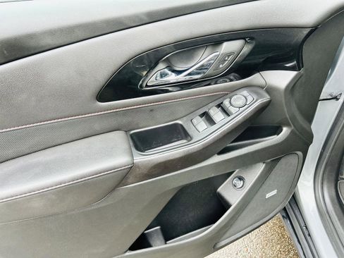 Used 2023 Chevrolet Traverse RS image 27